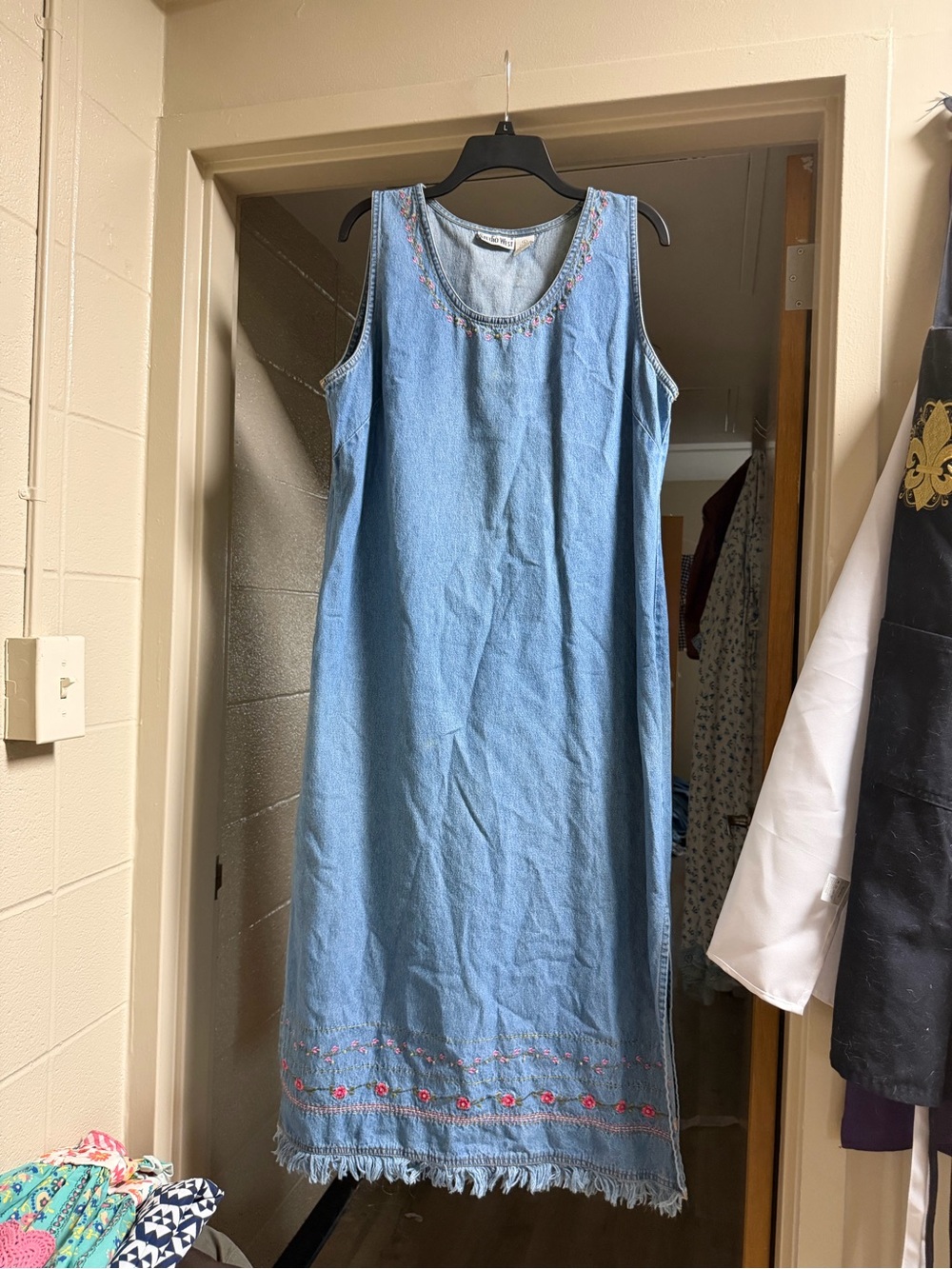 Studio West Light Blue Sleeveless Denim Midi Dress with Embroidered Trim